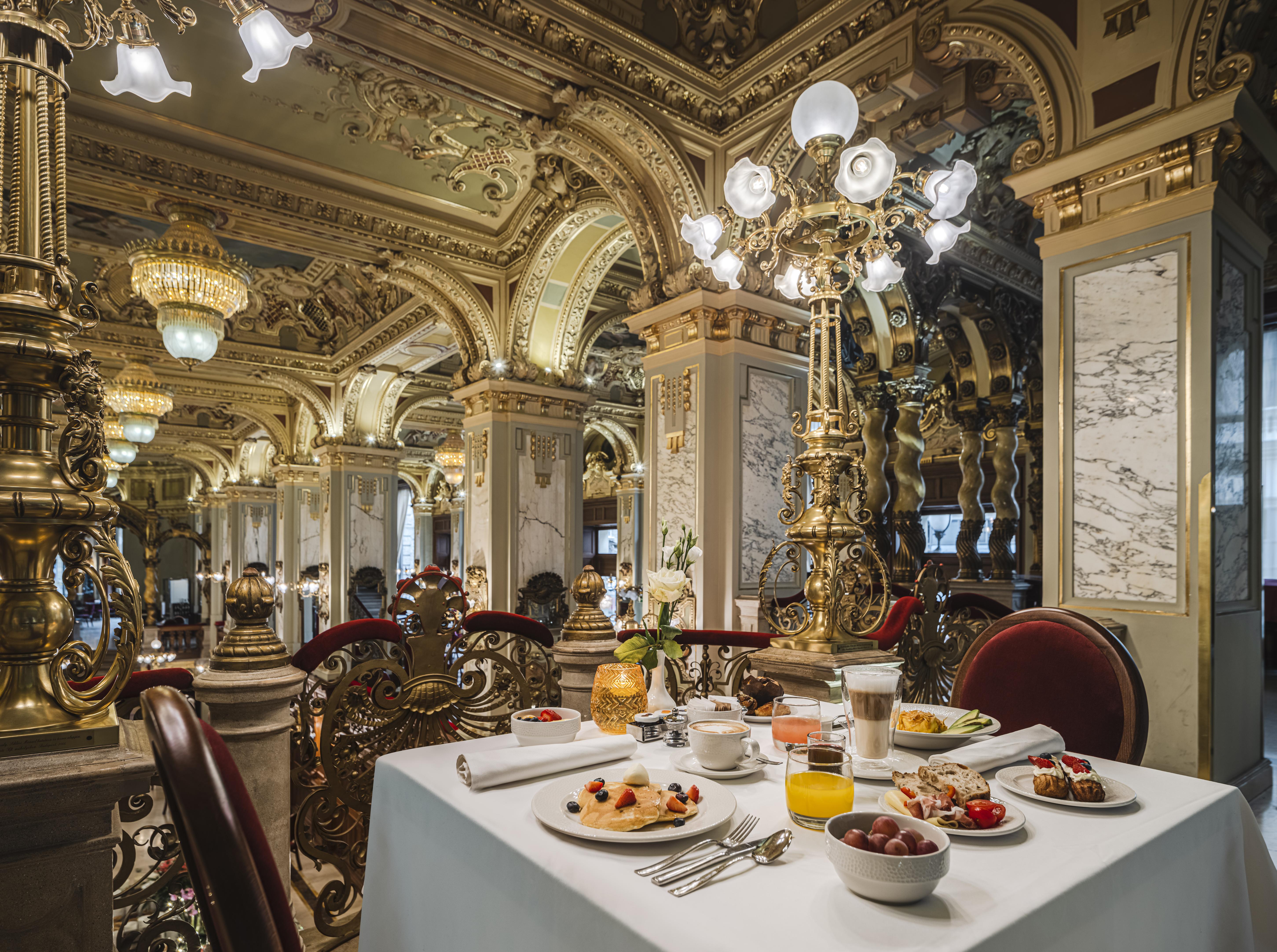 Anantara New York Palace Budapest - A Leading Hotel Of The World Esterno foto The restaurant